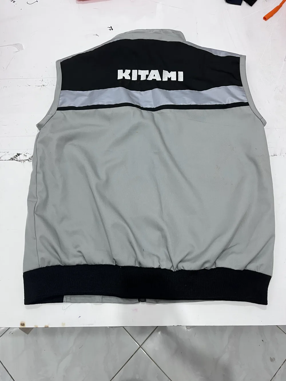 Rompi safety K3 abu-abu kombinasi hitam dengan strip scotlight reflektor