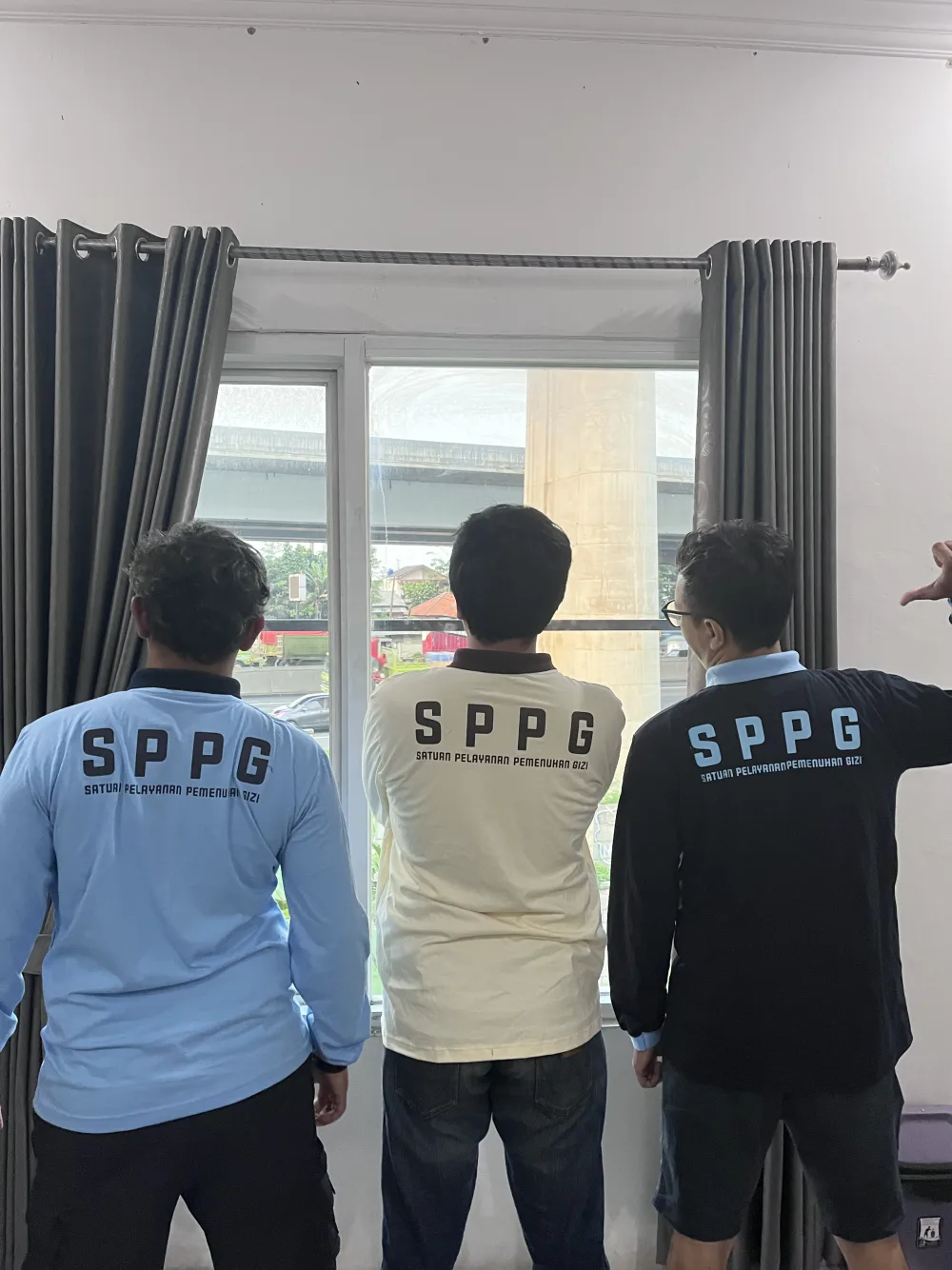 Kaos polo kerah lengan panjang seragam tim SPPG Satuan Pelayanan Pemenuhan Gizi