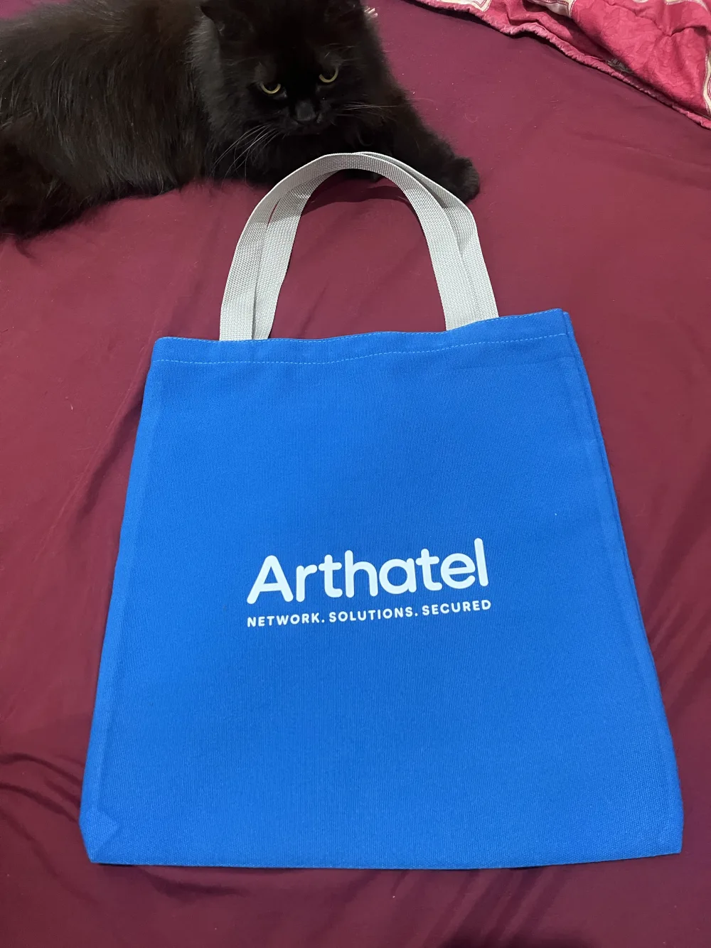 Goodie bag tote bag drill biru elektrik sablon korporat merchandise Arthatel